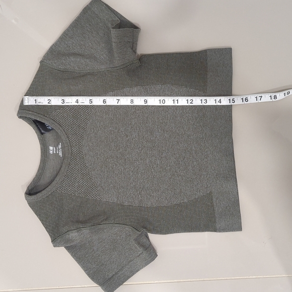H&M workout top - Picture 7 of 8